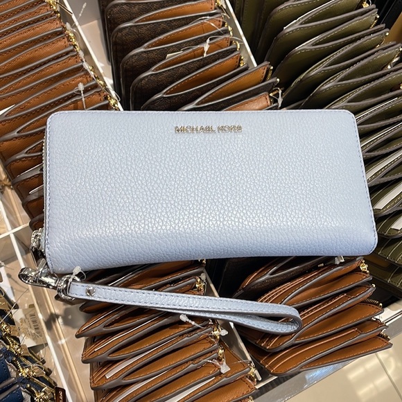 MICHAEL KORS
Leather Continental Wristlet Phone Case Wallet
Pale Blue
NWT - Picture 13 of 16